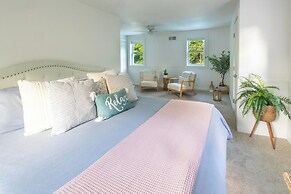 Private Pool & Screened Deck: Mashpee Home!