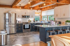 Private Pool & Screened Deck: Mashpee Home!