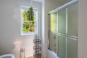 Private Pool & Screened Deck: Mashpee Home!