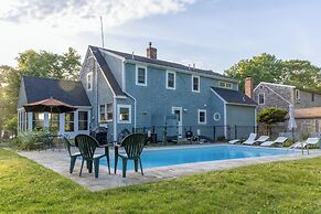 Private Pool & Screened Deck: Mashpee Home!