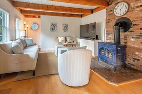 Private Pool & Screened Deck: Mashpee Home!