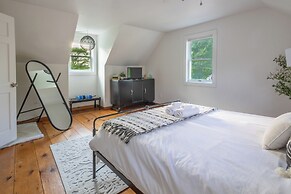 Private Pool & Screened Deck: Mashpee Home!