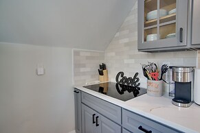 Cozy Falmouth Studio ~ 2 Mi to Beach & Dining