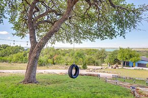 Pet-friendly Canyon Lake Cabin, 1 Mi to Water!