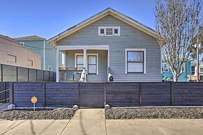 < 2 Mi to Pleasure Pier: Cozy Beach Bungalow