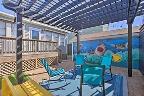 < 2 Mi to Pleasure Pier: Cozy Beach Bungalow