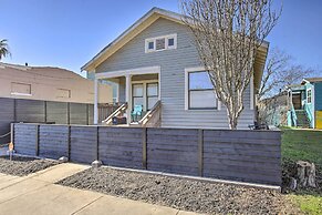 < 2 Mi to Pleasure Pier: Cozy Beach Bungalow
