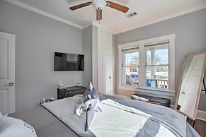 < 2 Mi to Pleasure Pier: Cozy Beach Bungalow