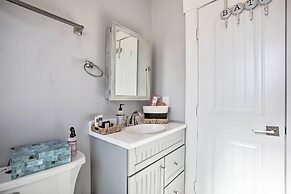 < 2 Mi to Pleasure Pier: Cozy Beach Bungalow