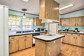 Steinhatchee Home w/ Boat Parking: 1 Mi to Marina