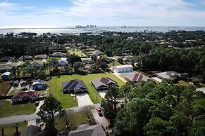 Sunshine State Escape: 3 Mi to Navarre Beach!