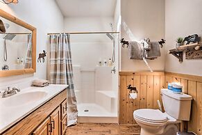 < 2 Mi to Lake: Big Bear City Cabin w/ Hot Tub!