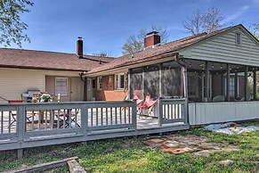 Dog-friendly Home: 1 Mi to Downtown Hendersonville