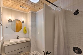 Dog-friendly Home: 1 Mi to Downtown Hendersonville