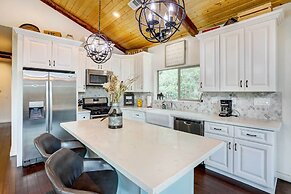 Custom-built Gem w/ Kayaks & Games in Big Bear!