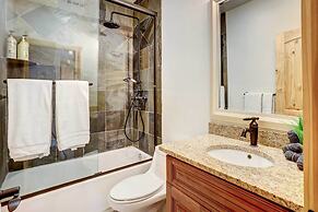 Custom-built Gem w/ Kayaks & Games in Big Bear!