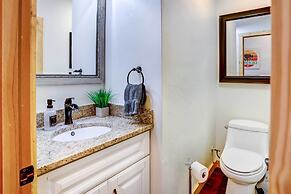 Custom-built Gem w/ Kayaks & Games in Big Bear!