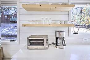 Half-mi to Big Bear Lake: Modern Home w/ Deck