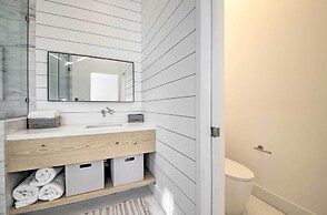 Half-mi to Big Bear Lake: Modern Home w/ Deck