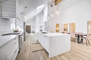 Half-mi to Big Bear Lake: Modern Home w/ Deck