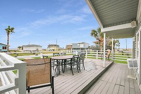 Wraparound Beach-view Deck: Jamaica Beach Home