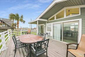 Wraparound Beach-view Deck: Jamaica Beach Home