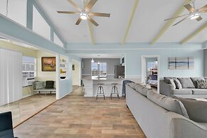 Wraparound Beach-view Deck: Jamaica Beach Home