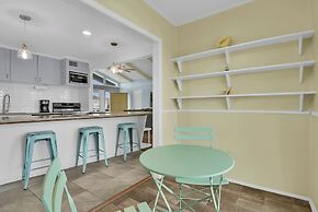 Wraparound Beach-view Deck: Jamaica Beach Home