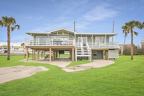 Wraparound Beach-view Deck: Jamaica Beach Home