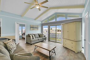 Wraparound Beach-view Deck: Jamaica Beach Home