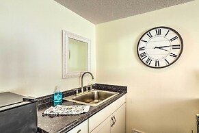 Tropical Waterfront Home: Central Location!