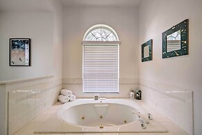 Crystal River Gem Near Three Sisters Springs!