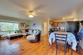 Breezy Kailua-kona Bungalow w/ Lanai & Ocean View!