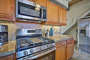 Kona Condo w/ View, Walk to Beach & Restaurants