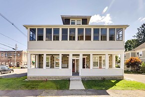 Charming Stoughton Apartment: 20 Mi to Boston