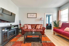 Charming Stoughton Apartment: 20 Mi to Boston