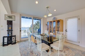 Wellfleet Home w/ Deck, Bay Views & Kayaks