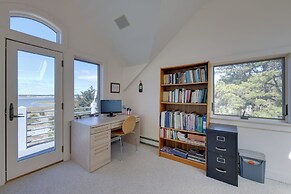 Wellfleet Home w/ Deck, Bay Views & Kayaks