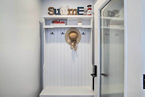 Modern Apt Near Martha's Vineyard Beaches!