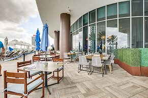 Luxe Hollywood Condo: Resort Perks + Beach Access!