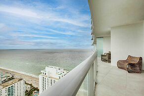 Luxe Hollywood Condo: Resort Perks + Beach Access!