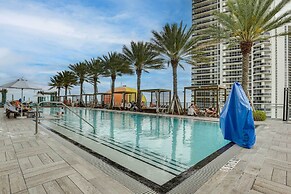 Luxe Hollywood Condo: Resort Perks + Beach Access!