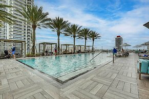 Luxe Hollywood Condo: Resort Perks + Beach Access!