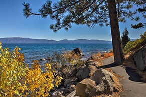 11 Mi to Palisades Tahoe: Lakefront Home w/ View!