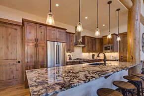 Luxe Breck Log Cabin w/ Hot Tub, Bar & Views!