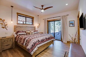 Luxe Breck Log Cabin w/ Hot Tub, Bar & Views!