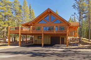 Luxe Breck Log Cabin w/ Hot Tub, Bar & Views!