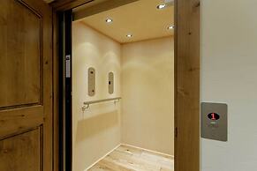 Luxe Breck Log Cabin w/ Hot Tub, Bar & Views!