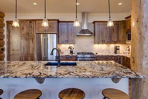 Luxe Breck Log Cabin w/ Hot Tub, Bar & Views!