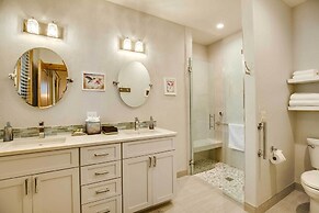 Luxe Breck Log Cabin w/ Hot Tub, Bar & Views!